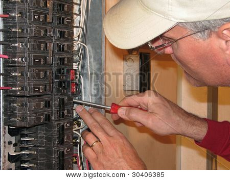 Elektrikář přestupování v pojistky