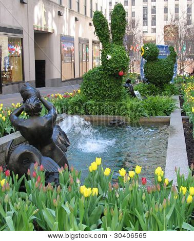 Topiaire fontaine et Pâques à Rockefeller Plaza, New York City