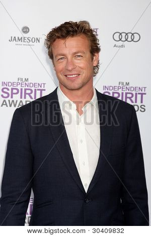 LOS ANGELES - FEB 25: Simon Baker přijde v roce 2012 Film Independent Spirit Awards na pláž o