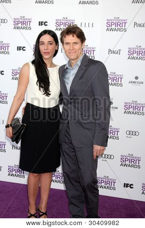 LOS ANGELES - 25 FEB: Giada Colagrande; Willem Dafoe arriva il 2012 Film Independent Spirit Aw