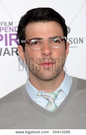 LOS ANGELES - FEB 25: Zachary Quinto dorazí na 2012 Film Independent Spirit Awards na pláži
