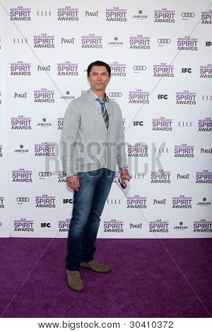 LOS ANGELES - FEB 25: Lou Diamond Phillips kommt in 2012 Film Independent Spirit Awards bei th