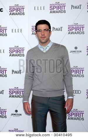 LOS ANGELES - FEB 25: Zachary Quinto dorazí na 2012 Film Independent Spirit Awards na pláži