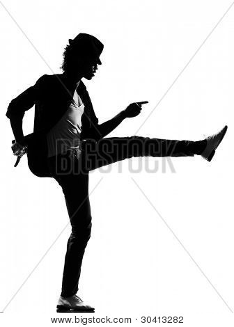 full length silhouet van een jonge man danser dansen funky hip hop r&b op geïsoleerde studio witte ba