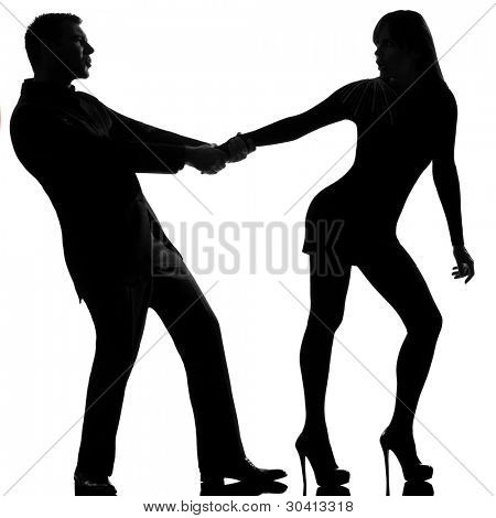 una coppia indoeuropea disputa separazione donna lasciando e l'uomo trattenendo in studio silhouette isol