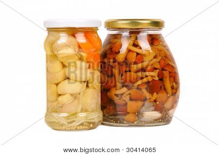 ensemble de légumes en conserve. champignons et carottes. isolé