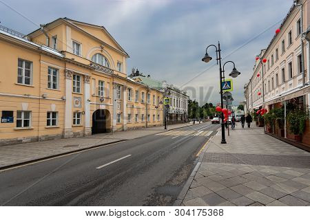 Moscow, Russia May 25, 2019: People On Pyatnitskaya Street In Moscow On A Sunny Spring Day. The Olde