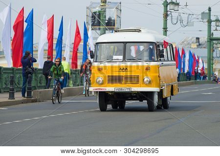 Saint Petersburg, Russia - May 25, 2019: Bus Robur Lo 3000 On The Palace Bridge. Member Of The Parad