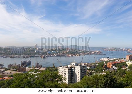 Russia.Bay en Zolotoy Rog(gold horn). Ovenfor byen smog.September 2006.