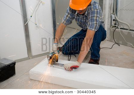 Construtor do corte do metal. Brilhos voando.