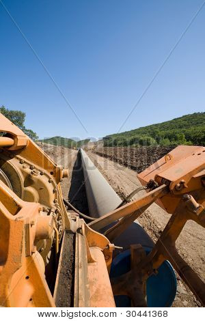 Construção de um novo oleoduto.Máquina torcer tubos (guindaste de pipelaying) em uma tubulação industriais