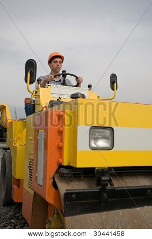 Il lavoratore opera un rullo compressore.
