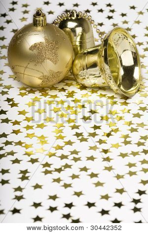 Zlatá dekorace Christmas Ball a hvězdy, zvonků.