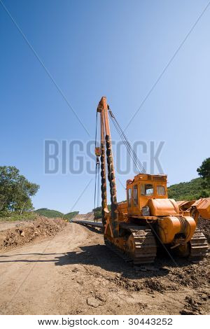Construção de um novo oleoduto.Máquina torcer tubos (guindaste de pipelaying) em uma tubulação industriais