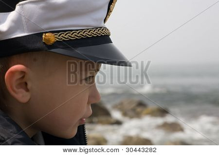 Küçük gemi çocuk. Deniz. Altı yıl. Sis. Kap amblemi Rusya Federasyonu.