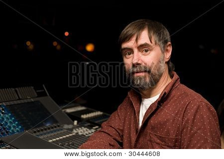 Tontechniker für sound-Mixer Konsole in einem Nachtclub.