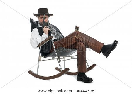 Un hombre disfrazado de un retro con un Mauser y un frasco en sus manos.