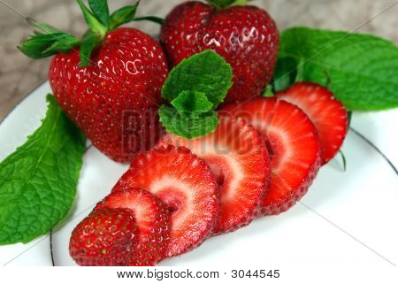 Affettate le fragole fresche