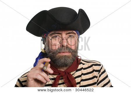 Pirata barbuto fumando un sigaro. Isolated on white.