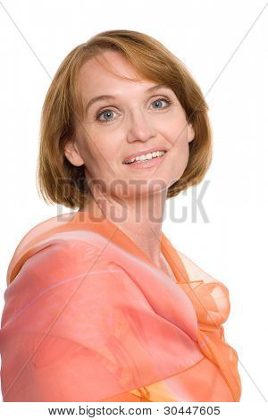 Retrato de uma bela mulher de meia-idade com um lenço laranja.