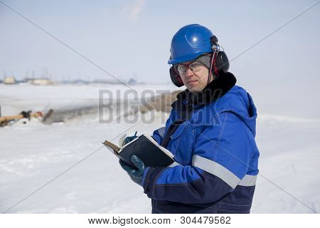 The Mechanic - The Repairman , Operator Production Gas, Oil, Gas Industry. Gas Conditioning Equipmen
