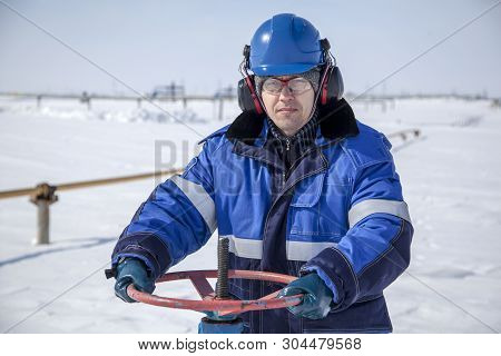 The Mechanic - The Repairman , Operator Production Gas, Oil, Gas Industry. Gas Conditioning Equipmen