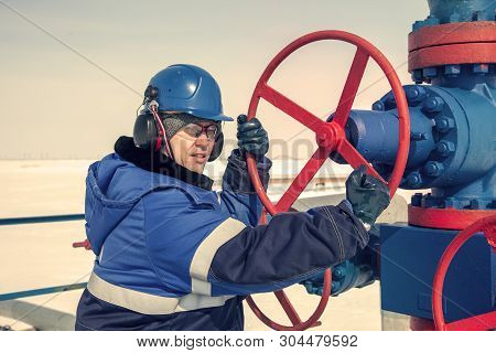 The Mechanic - The Repairman , Operator Production Gas, Oil, Gas Industry. Gas Conditioning Equipmen