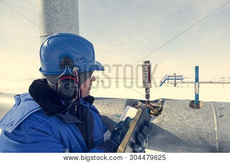 A Geologist Of Gas Wells Conducts Gas-dynamic Studies Of The Well, Measuring Temperature And Operati