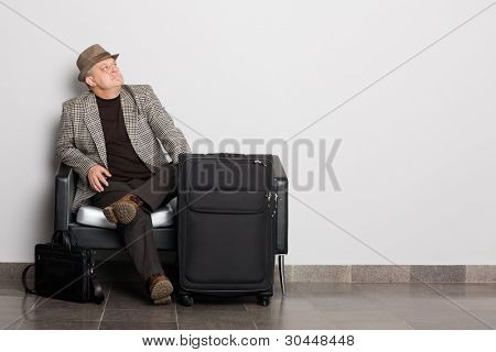 Alegant uomo in attesa a bordo di un aereo (treno, autobus, traghetti). Sala di attesa.