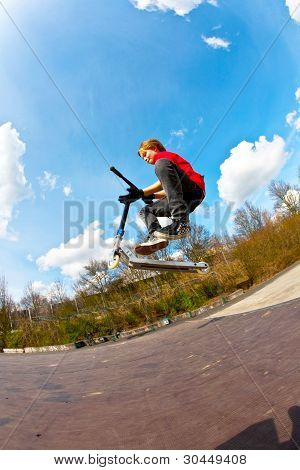 Chlapec s skútr přeskakují Funbox