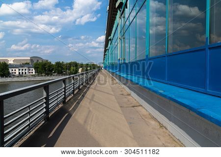 Moscow, Russia -may 28.2019. Vorobyevskaya Embankment And Luzhnetskiy Bridge Across Moscow River