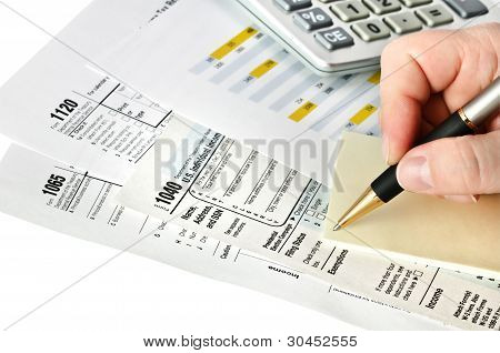 Finansielle formularer med Pen, lommeregner og klistermærke. Isoleret.