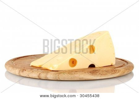 ? heese su tavola di legno isolata on white