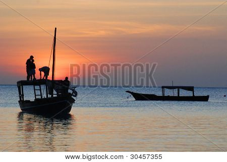 Dhow veleiro no pôr do sol