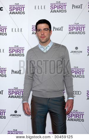 LOS ANGELES - FEB 25: Zachary Quinto dorazí na 2012 Film Independent Spirit Awards na pláži