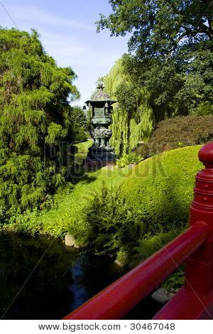 A kínai szobor egy víztározó partján