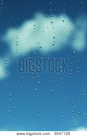 Wassertropfen unter blauen Himmel