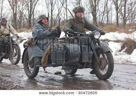 KIEV, Ucraina -FEB 25: moto militare tedesca durante la rievocazione storica della seconda guerra mondiale, militare hist