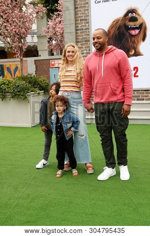 LOS ANGELES - JUN 2:  CaCee Cobb, Donald Faison, children Rocco and Wilder at the 