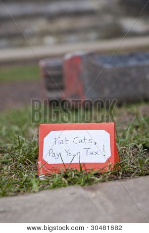 Uma barraca de papelão pouco que diz 