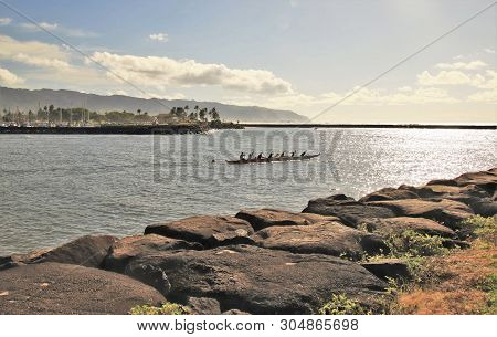 Oahu, Honolu - 4/30/2018 - People Paddeling The Tradional Outrigger Canoe On The Ocean Of Hawaii