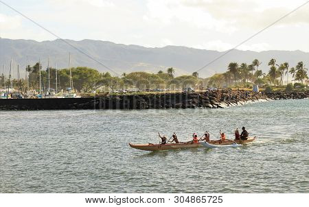 Oahu, Honolu - 4/30/2018 - People Paddeling The Tradional Outrigger Canoe On The Ocean Of Hawaii