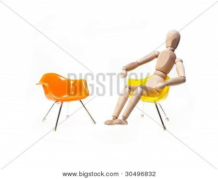Legno Mannekin seduto sopra bianco