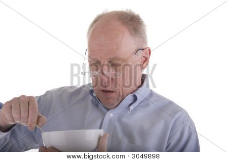Vecchio ragazzo In blu mangiare cereali
