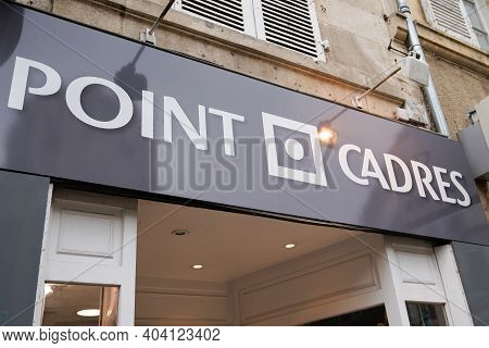 Bordeaux , Aquitaine  France - 01 18 2021 : Point Cadres Logo And Text Sign Of Frame Store Chain And