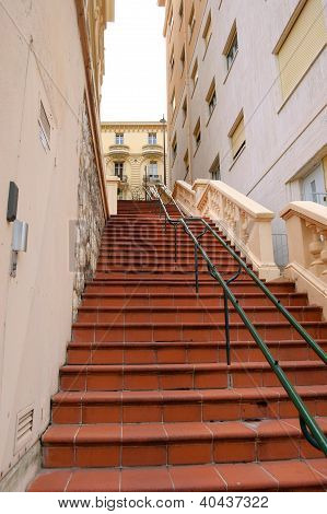 Uma escada entre edifícios