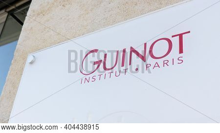 Bordeaux , Aquitaine  France - 01 18 2021 : Guinot Institut Paris Text Sign And Logo Store On Shop W