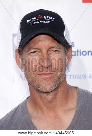 LOS ANGELES - APR 21: JAMES DENTON zespół z TV 2 roczne Block Party na Wisteria Lane na kwiecień