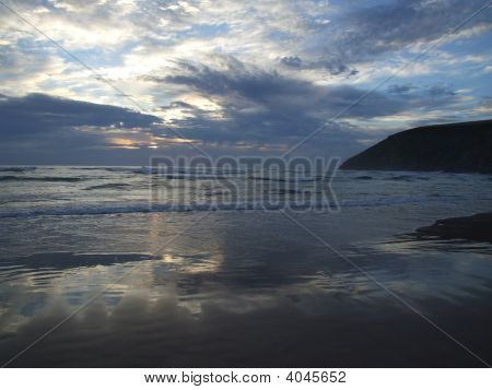 샌 디 비치를 통해 물 일몰