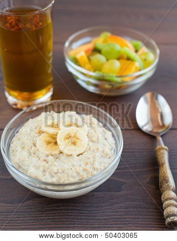 Oat porridge and fruits